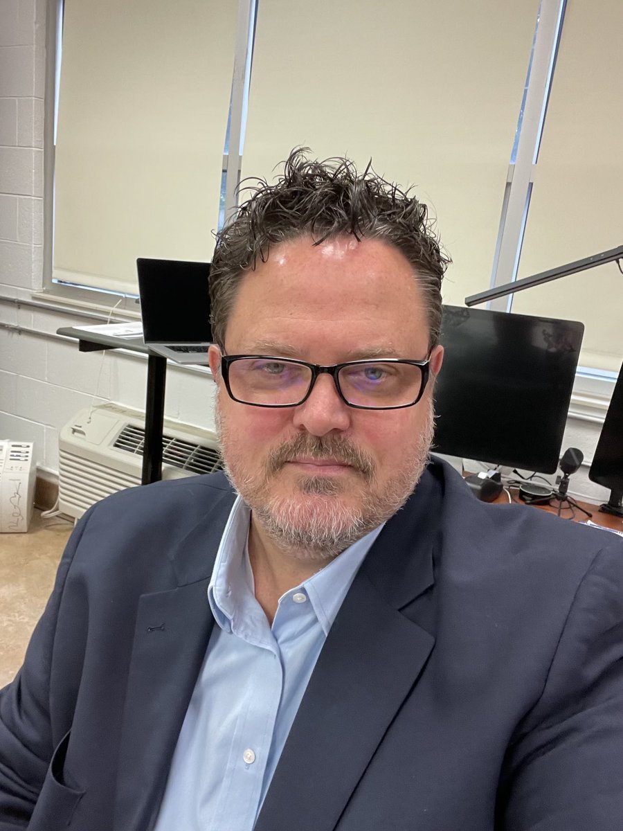 LoudounSupe's tweet image. Wearing blue today to remember those we lost ⁦@CityofVaBeach⁩ I encourage the ⁦@vbschools⁩ family to pause for a moment of silence and remembrance at 4:06 pm today #vbstrong