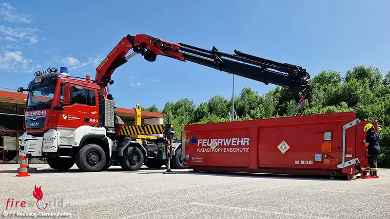 FireWorldAT's tweet photo. Oö: „THL-Tag“ in Sierning → sechs Feuerwehren und Rotes Kreuz üben gemeinsam - 
https://t.co/iYyJprwhQi https://t.co/Vjhgb817Kq