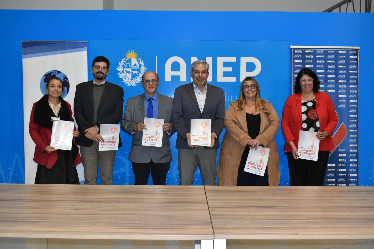 Quatromanos_uy's tweet image. 👉 En el evento de presentación participaron el presidente del Consejo Directivo Central (Codicen) de ANEP, Robert Silva, y la vicepresidenta de #CASMU, Andrea Zumar, junto a docentes y autoridades de ANEP y de la mutualista.
