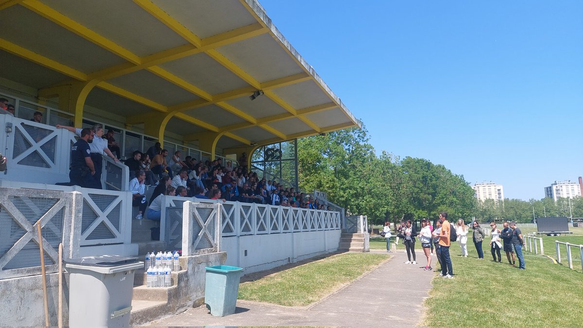 JulienMargat's tweet photo. 🏉🌞 En direct du Stade Vers l'Emploi à #Chartres ! Après la présentation de toutes les entreprises présentes, place au job dating 🤝 ! Les équipes @poleemploi_RCVL souhaitent de beaux entretiens aux recruteurs et candidats ! @RugbyChartresM @F_Gaussens @SabineGerard28 https://t.co/Do1uySKRuX