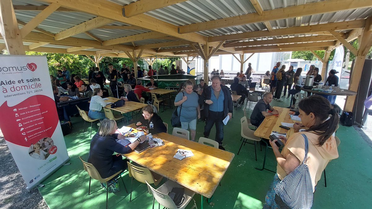 🏉🌞 En direct du Stade Vers l'Emploi à #Chartres ! Après la présentation de toutes les entreprises présentes, place au job dating 🤝 ! Les équipes @poleemploi_RCVL souhaitent de beaux entretiens aux recruteurs et candidats ! <a href="/RugbyChartresM/">Rugby Chartres M.</a> <a href="/F_Gaussens/">Fabrice Gaussens</a> <a href="/SabineGerard28/">Sabine GERARD</a>