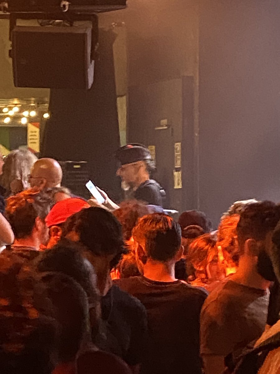 Looking4_Robert's tweet photo. Robert au concert des @thechatsband au @trabendo_ https://t.co/ZsXMGgl1Lb