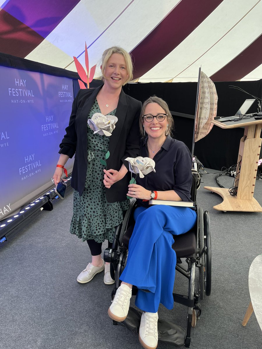 An hour FLEW by chatting to @FflurDafydd at @hayfestival -the final stop on her #TheLibrarySuicides hardback tour! Honestly, if you’re in the mood for a book you won’t be able to put down... this is IT. Turned out we had WAY more in common that we thought too.Til next time Fflur!