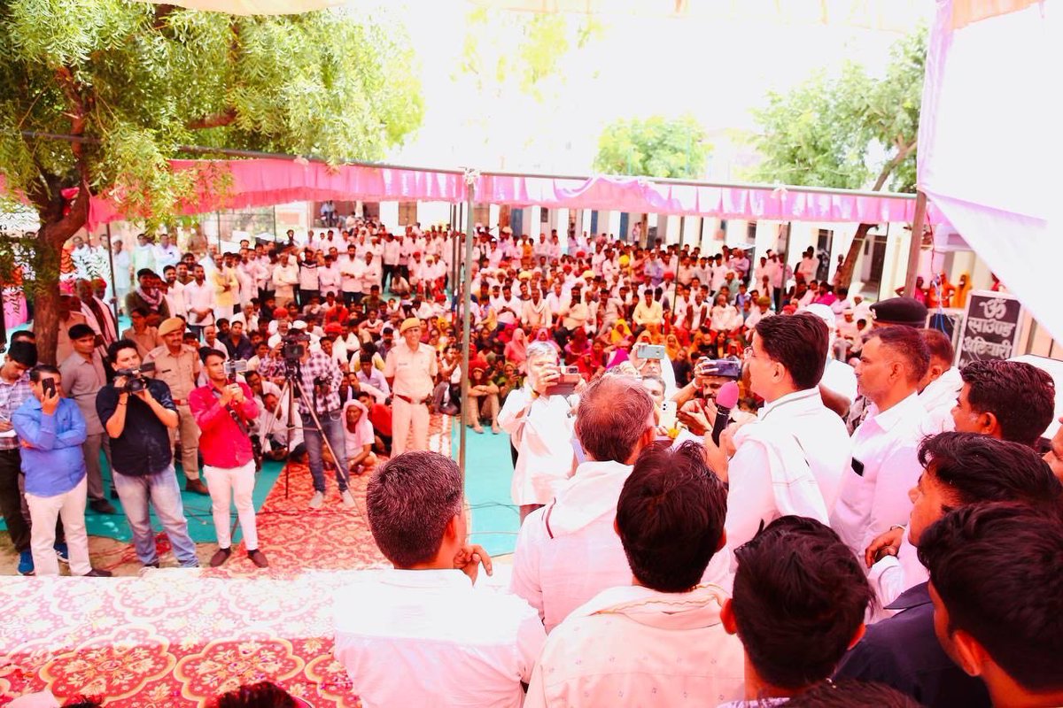 SachinPilot's tweet photo. आज दोपहर - 
ग्राम हमीरपुर और ग्राम अलियारी में। https://t.co/JVRpPGYEaV