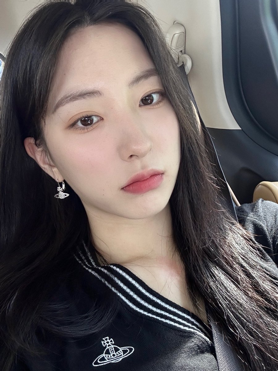 eunseo bbl [230531 | 2:05 pm]
y/n, it's the last day of may
let's spend the day well today 🚶‍♀️
*sends pic*