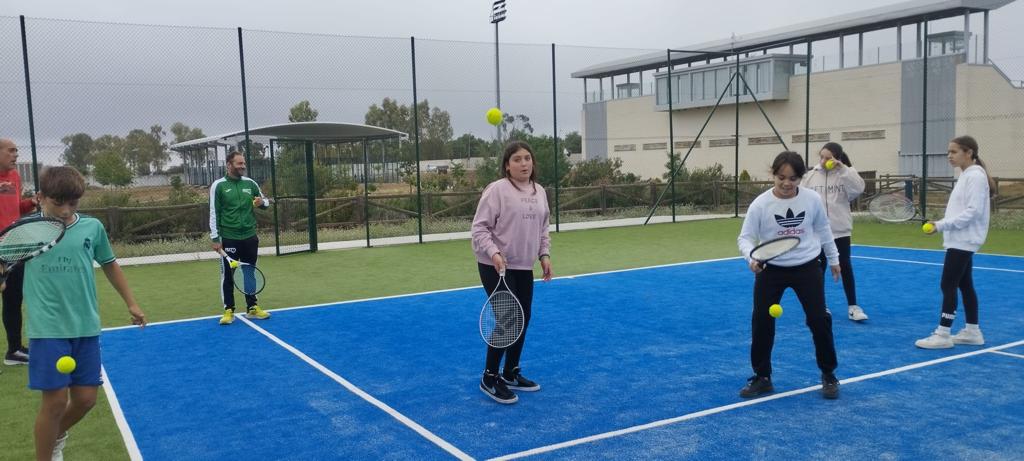 FedExtTenis's tweet photo. Con la visita al CEIP Fray Juan de Herrera, de Herrera del Duque, finaliza el programa “Tenis Divertido” que ha llevado nuestro deporte a doce centros educativos extremeños dentro del Programa #Proades @DXTextremadura #DeporteResponsable https://t.co/GbJ2riohnc
