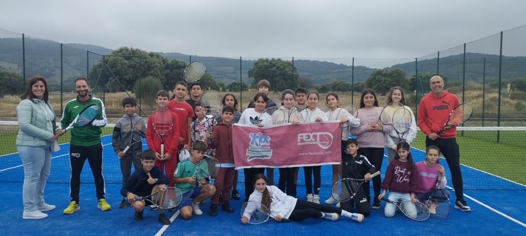 FedExtTenis's tweet photo. Con la visita al CEIP Fray Juan de Herrera, de Herrera del Duque, finaliza el programa “Tenis Divertido” que ha llevado nuestro deporte a doce centros educativos extremeños dentro del Programa #Proades @DXTextremadura #DeporteResponsable https://t.co/GbJ2riohnc