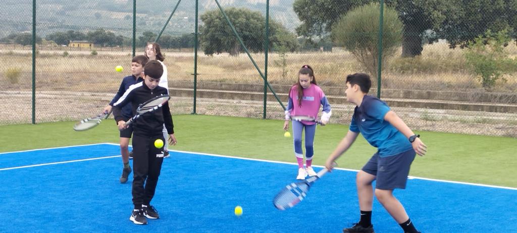 FedExtTenis's tweet photo. Con la visita al CEIP Fray Juan de Herrera, de Herrera del Duque, finaliza el programa “Tenis Divertido” que ha llevado nuestro deporte a doce centros educativos extremeños dentro del Programa #Proades @DXTextremadura #DeporteResponsable https://t.co/GbJ2riohnc
