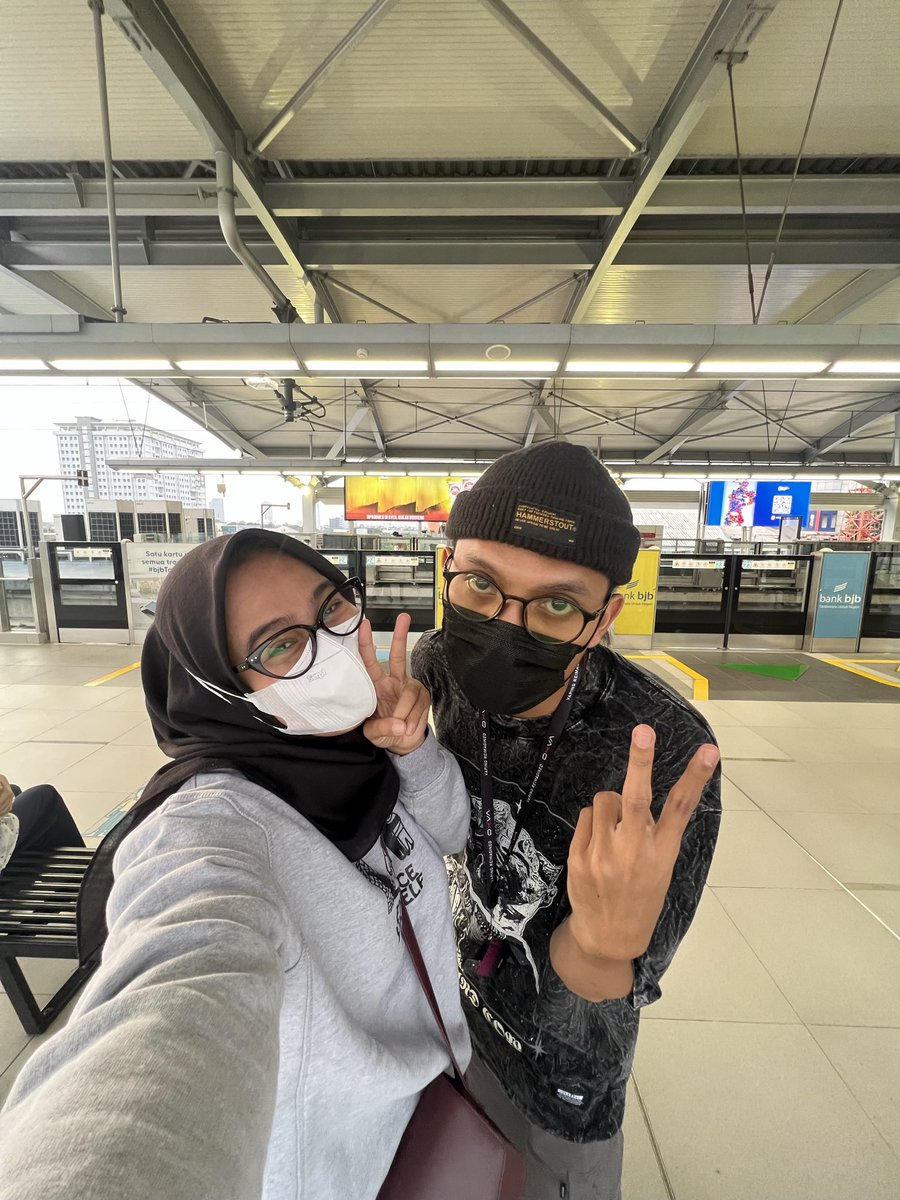 ikhsaneis's tweet photo. Ini cuma swafoto 2 manusia norak yg  seneng naik MRT. Ternyata bahagia itu sebenernya gak harus mahal kok. Walaupun pada awalnya banyak sekali pro dan kontra akan big project MRT ini, tapi iya udah lah yaaa. https://t.co/3OgcYfxs5e