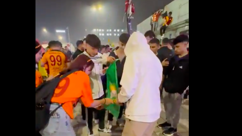 solhaberportalY's tweet photo. Galatasaray'ın şampiyonluk kutlamasında HÜDA PAR bayrağı yakıldı

https://t.co/BwdrktAbXn https://t.co/fsCnjdQalG