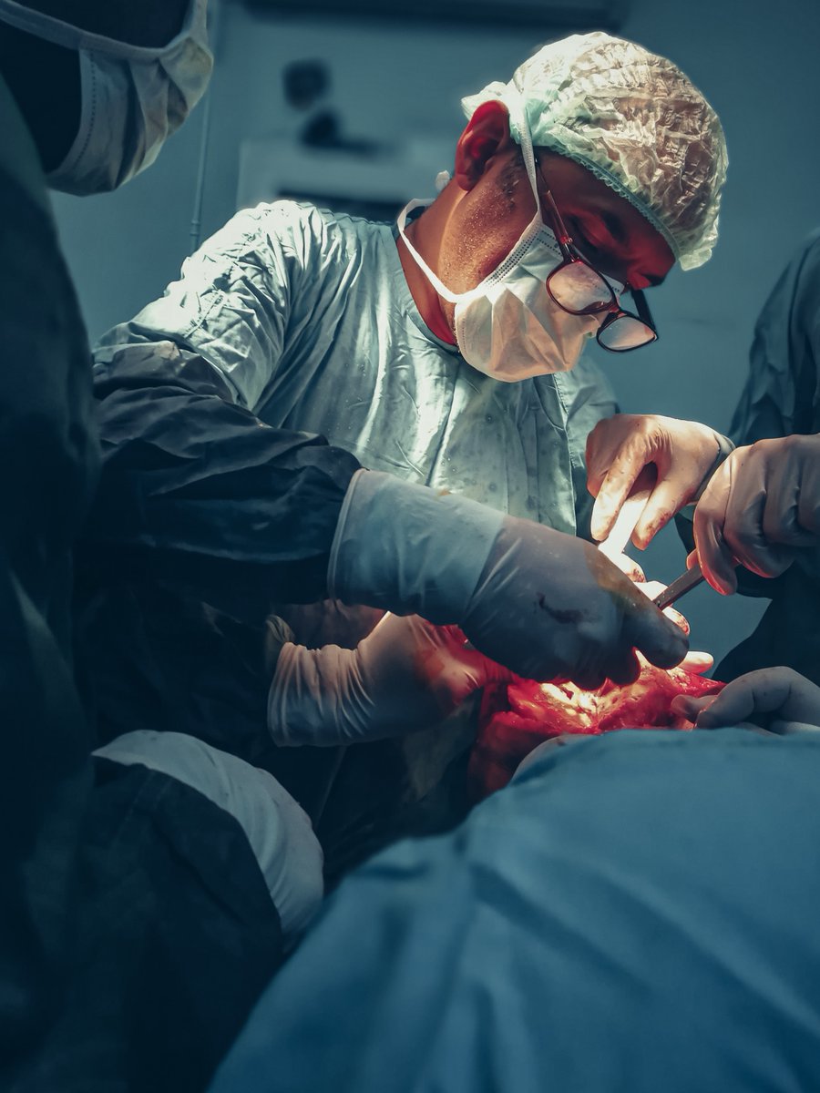 The over-confident surgeon causes harm from doing too much. The under-confident surgeon causes harm from doing too little. 5 steps to building surgical confidence 🧵