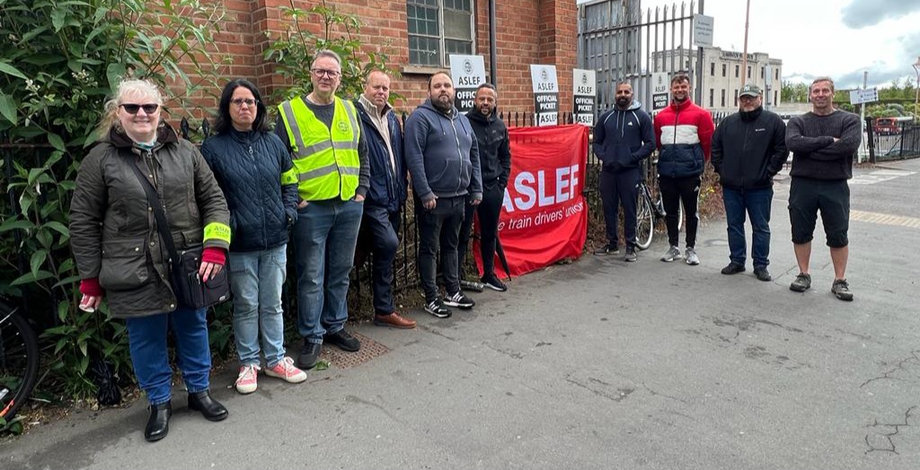 ASLEFunion's tweet photo. Pickets still going strong at Bournemouth, Marylebone, Oxford and Leamington Spa 🪧 https://t.co/ydyuyIAtLO