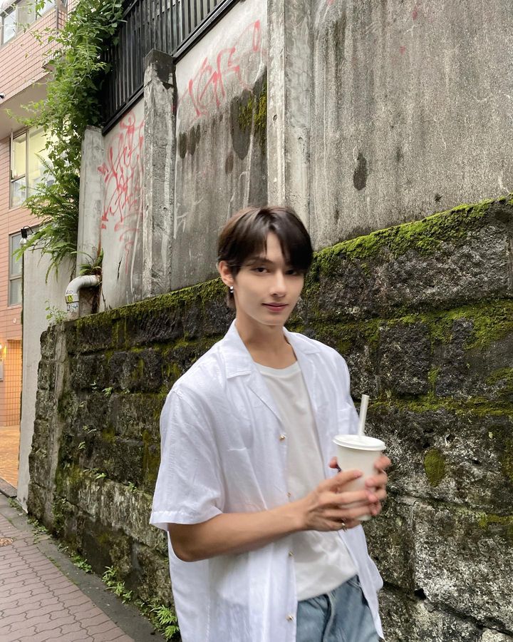 svtcontents's tweet photo. [#INSTAGRAM] 230531 JUN #준 

🐱: taking a bunch of 📷

🖇️ https://t.co/c9rx4Y1YlH https://t.co/rLGl101IDT