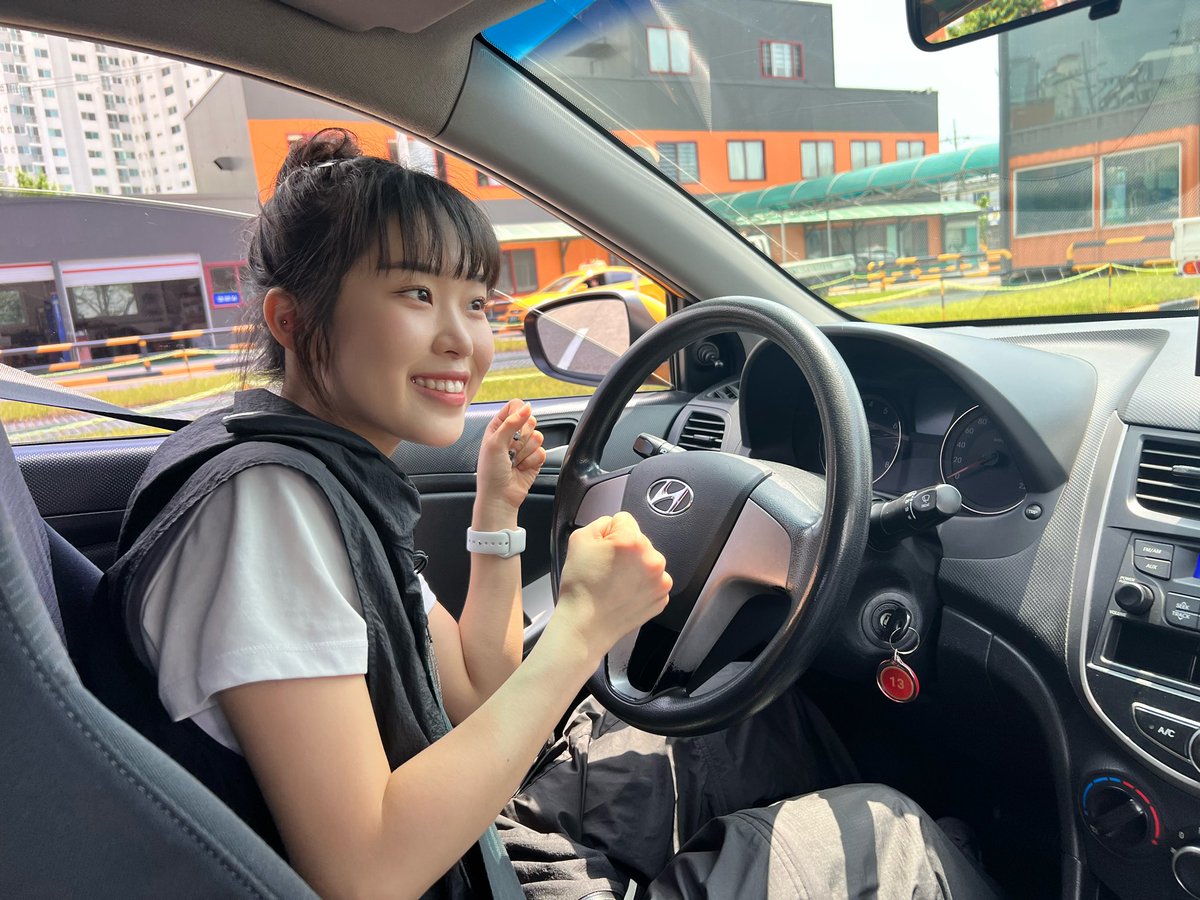 다들 요즘 머하세여
저는 면허 학원을 다녀용

필기두 합격하구 오늘 첫 기능 교육 받았는데
재능 있대요 (?) ㅋㅋㅋㅋ

열심히!! 따볼게요 히히
브이로그도 담는중 🤤