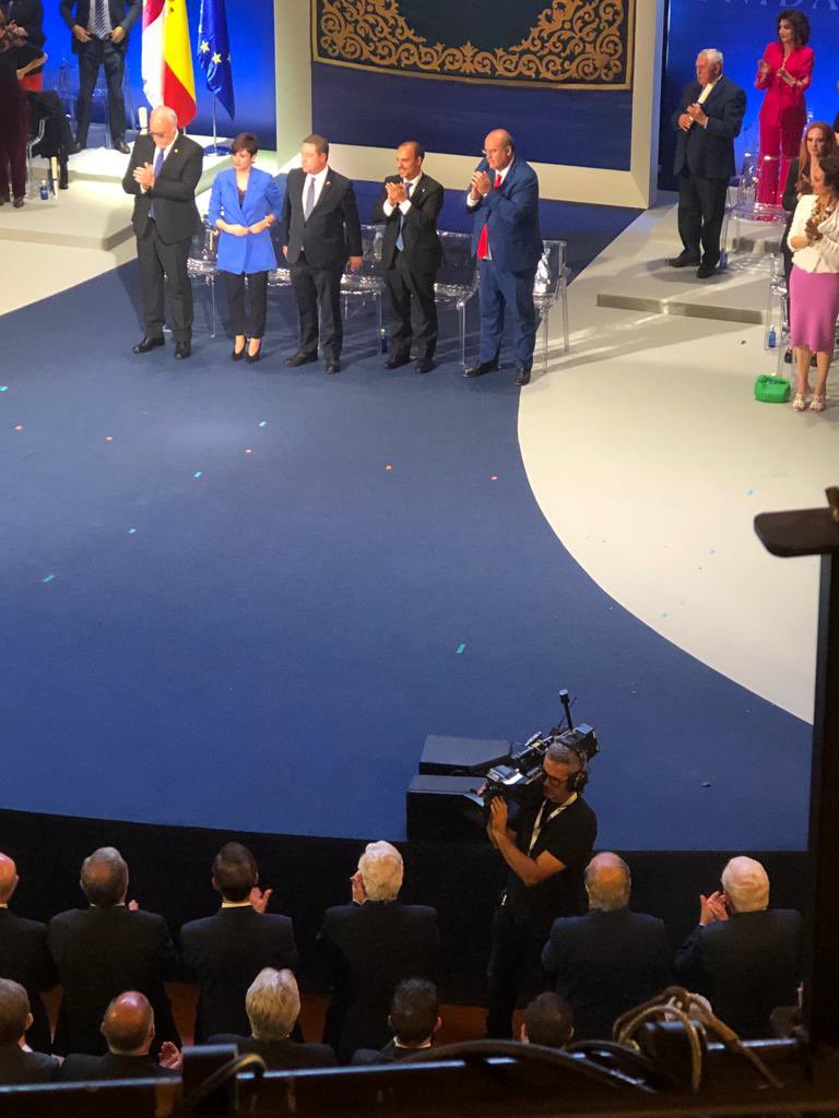 Feliz día de la Región Castellanomanchega. 

🥇Enhorabuena a todos y todas las premiadas y reconocidas en el acto institucional que se ha celebrado en el gran teatro de Manzanares. Seguimos avanzando.