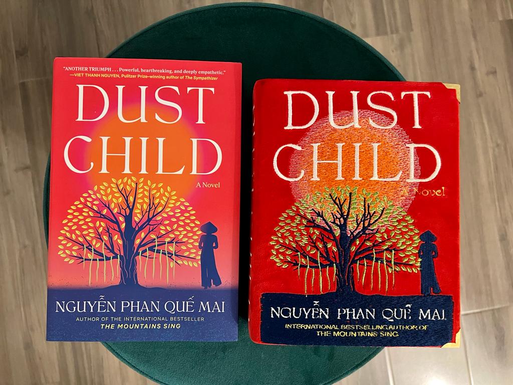 nguyen_p_quemai's tweet photo. Bích Ngọc Cao, president of the Board of Library Commissioners for the city of Los Angeles sent me these pictures and video: she had a beautiful purse made to resemble my new novel, to celebrate the beautiful cover artwork!
How amazing is this? https://t.co/c8h9R1n25h
