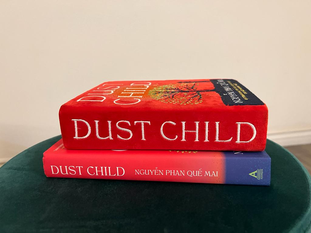 nguyen_p_quemai's tweet photo. Bích Ngọc Cao, president of the Board of Library Commissioners for the city of Los Angeles sent me these pictures and video: she had a beautiful purse made to resemble my new novel, to celebrate the beautiful cover artwork!
How amazing is this? https://t.co/c8h9R1n25h
