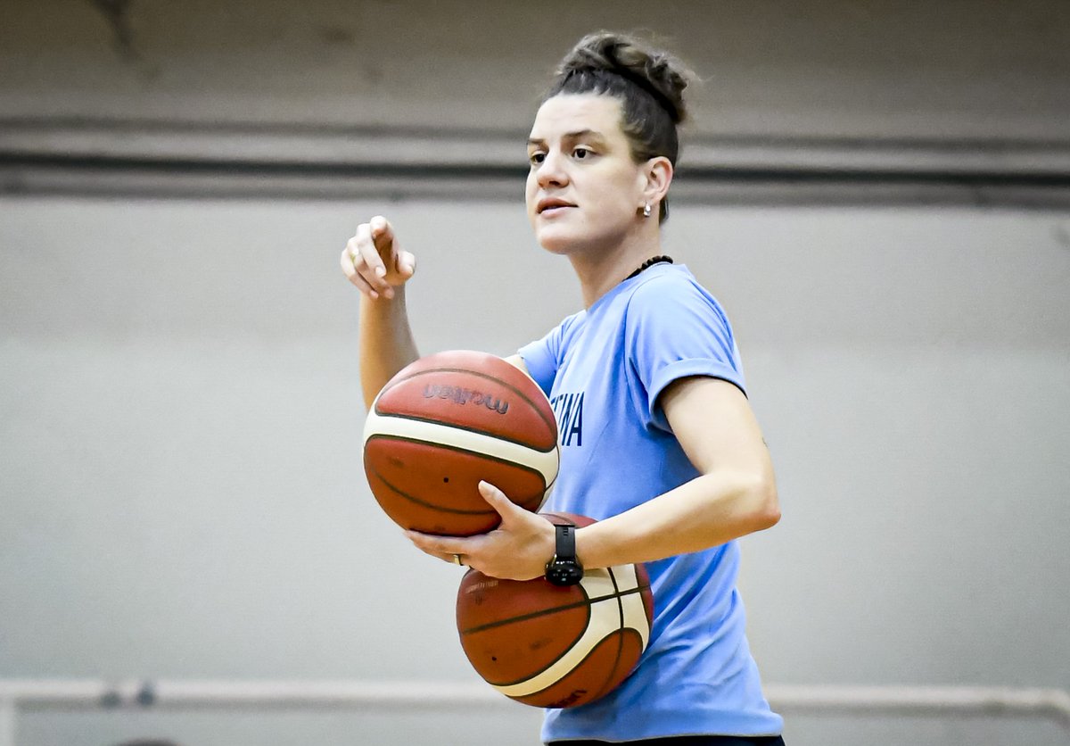 cabboficial's tweet photo. 🗣️ Paula Budini: “Manteniendo nuestra identidad podemos alcanzar el objetivo de clasificar al Mundial”

Una de las entrenadoras de la preselección U16 femenina juntó a Rocío Pérez analizó la preparación rumbo al FIBA Américas de México

🔗 Nota completa: https://t.co/CQzp6ORHnE https://t.co/ax4uRLEL97