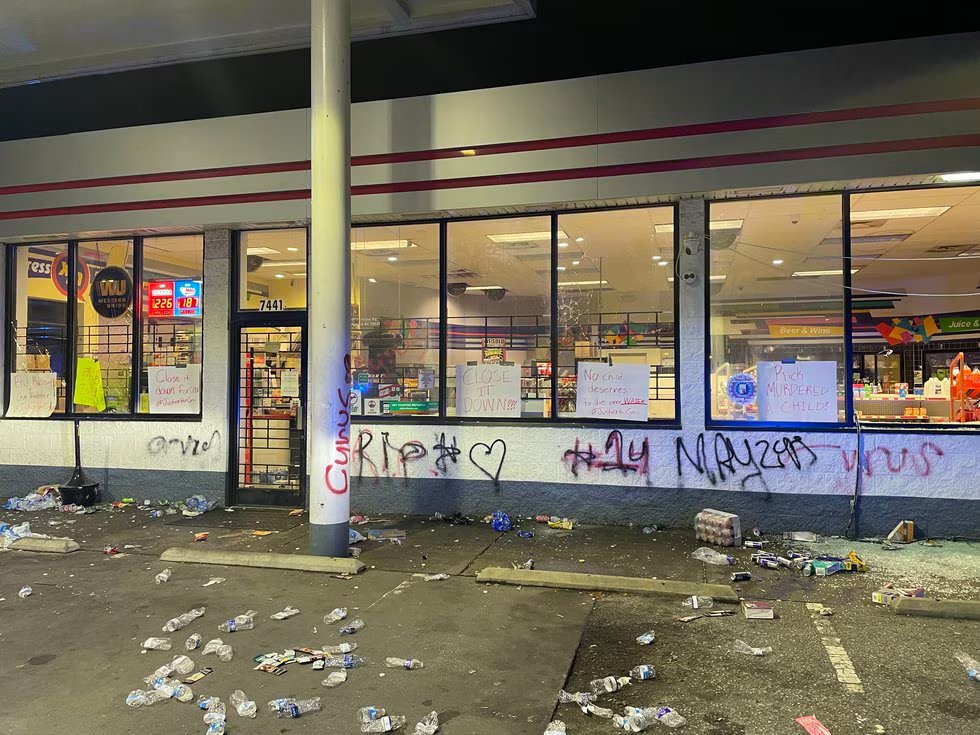VitalistInt's tweet photo. 14 year old Cyrus Carmack-Belton was killed by a store owner named Rick Chow for allegedly stealing a water bottle in Columbia, South Caroline. Last night, a crowd gathered and vandalized the store, smashing its windows, and expropriating goods from inside. 

RIP Cyrus https://t.co/E1Tq3SaUVv