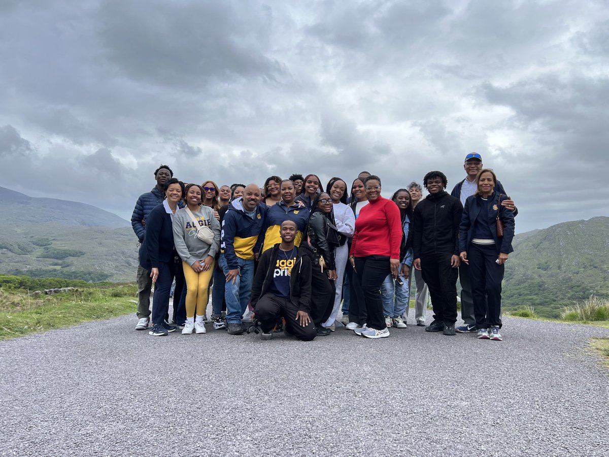 WhoIsHLM's tweet photo. Davida and I joined members of our Honors College on a recent trip to Ireland, Wales, and London. https://t.co/QCNcK3JiRf