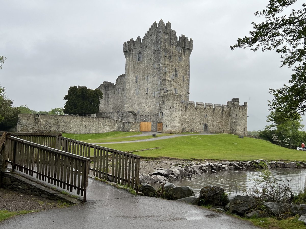 WhoIsHLM's tweet photo. Davida and I joined members of our Honors College on a recent trip to Ireland, Wales, and London. https://t.co/QCNcK3JiRf