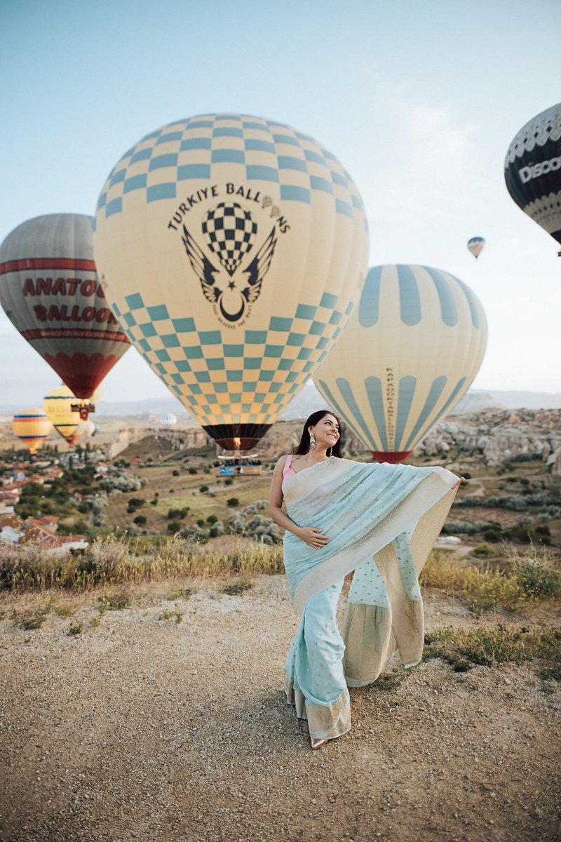 #cappadocia फोटोशूटसाठी खूप लोकप्रिय आहे, जगभरातून लोक इथे येतात #hotairballoons 🎈साठी
मॉडेल्स,नववधू,त्यांच्या शूटसाठी,विंटेज कार आणि फ्लोइंग गाउन भाड्याने घेतात
मी #mervekansu बरोबर एक क्रॉस कल्चर छायाचित्रीकरण केले
मी आपली भारतीय संस्कृतिचे प्रतिनिधित्व करणारी साडी परिधान(1/3)