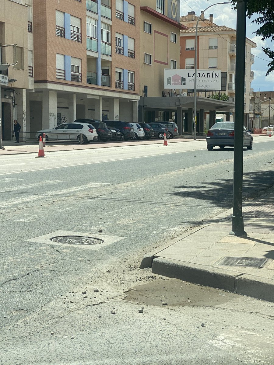 vanessafvas's tweet photo. @MurciaPolicia @AytoMurcia las piedras que están en la calzada de la Av. Ciudad de Almería a causa de las obras pueden provocar un accidente a los ciclistas y a las personas que van a patinete o provocar roturas en las ruedas de los coches, no son piedras pequeñas https://t.co/CzMCFptpxV