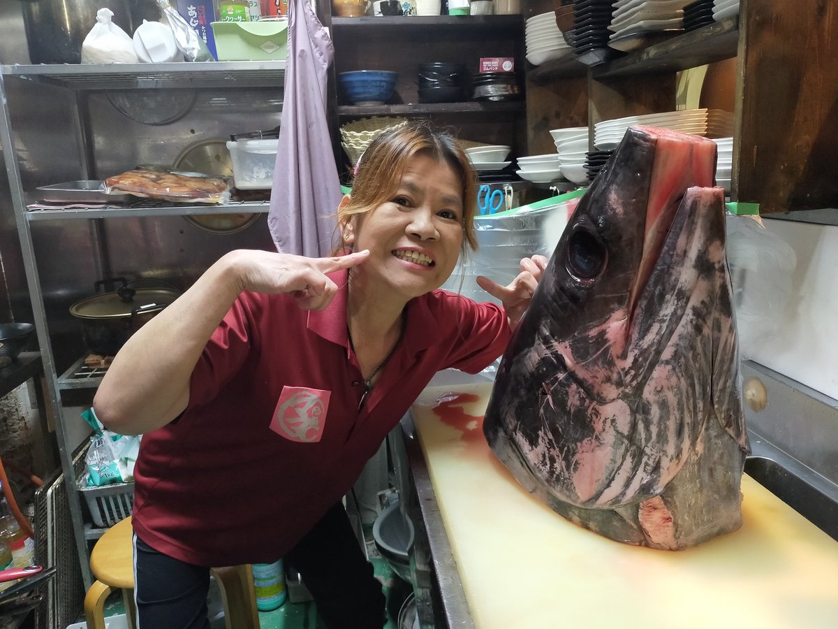 mamac810's tweet photo. ハイサーイ♪
金城先生が持ってきたカジキの頭🤗
早い者勝ちですよ～♪ママＣの美味しい煮付けで提供しまーす🎉🎉早い者勝ちですよ♪台風次第ですが金曜日から出しますので皆さん是非食べに来てね〜♥
＃あしびばー武c 　＃武c 　＃ハイサイ探偵団　＃沖縄市　＃ママＣ　＃カジキ　＃カジキの煮付け https://t.co/c3UlZZ9jM0