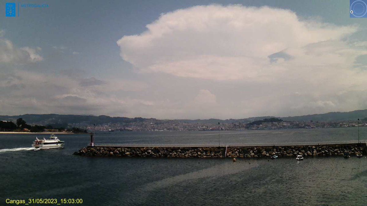 MeteoGalicia's tweet photo. Desde #Cangas podemos ver as nubes de evolución sobre a provincia de #Ourense de lonxe🧐
⚠️CHUVIA INTENSA💧
#BaixaLimia 🌤️⛈️
#ALimia🌤️⛈️
#Verín🌤️⛈️
#Viana🌤️⛈️
#Allariz🌤️⛈️
#Maceda🌤️⛈️
#TerradeCaldelas🌤️⛈️
#TerradeTrives🌤️⛈️
#Ourense🌤️⛈️
#TerradeCelanova🌤️⛈️ https://t.co/zvSsb2bxSa