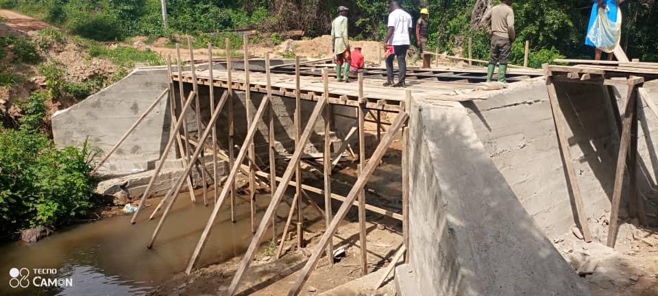 MintpGov's tweet photo. #Mbam et #Inoubou: un pont définitif en construction sur la rivière #Manoui dans l’arrondissement de #Nitoukou

Ce mardi 30 mai, sur le site, les travaux sont avancés avec un niveau d’exécution de 56%. l’entreprise se prépare à effectuer le coulage du tablier en béton.
#Cameroon https://t.co/Da8A4sBvce