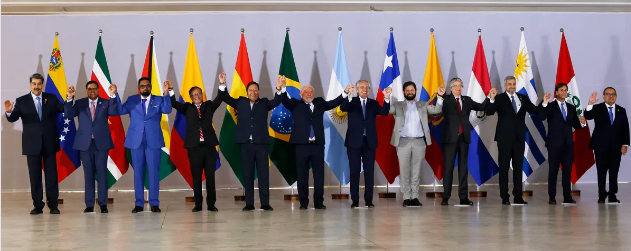 atilioboron's tweet photo. El prestigioso periodista brasileño Breno Altman
tuiteó que la actitud de Gabriel Boric en el retiro de presidentes sudamericanos fue "intragable y pusilánime. Se alineó con la derecha contra Venezuela y criticó públicamente al presidente Lula por su discurso contra las narrativas imperialistas, para ser aplaudido y utilizado por la prensa reaccionaria en Brasil." Agrego, por mi parte: se alineó con Lacalle Pou, lo más rancio de la oligarquía uruguaya. ¿Mucho no? Su único gesto de rebeldía fue ir con traje gris y sin corbata ... Esperábamos algo más que eso.