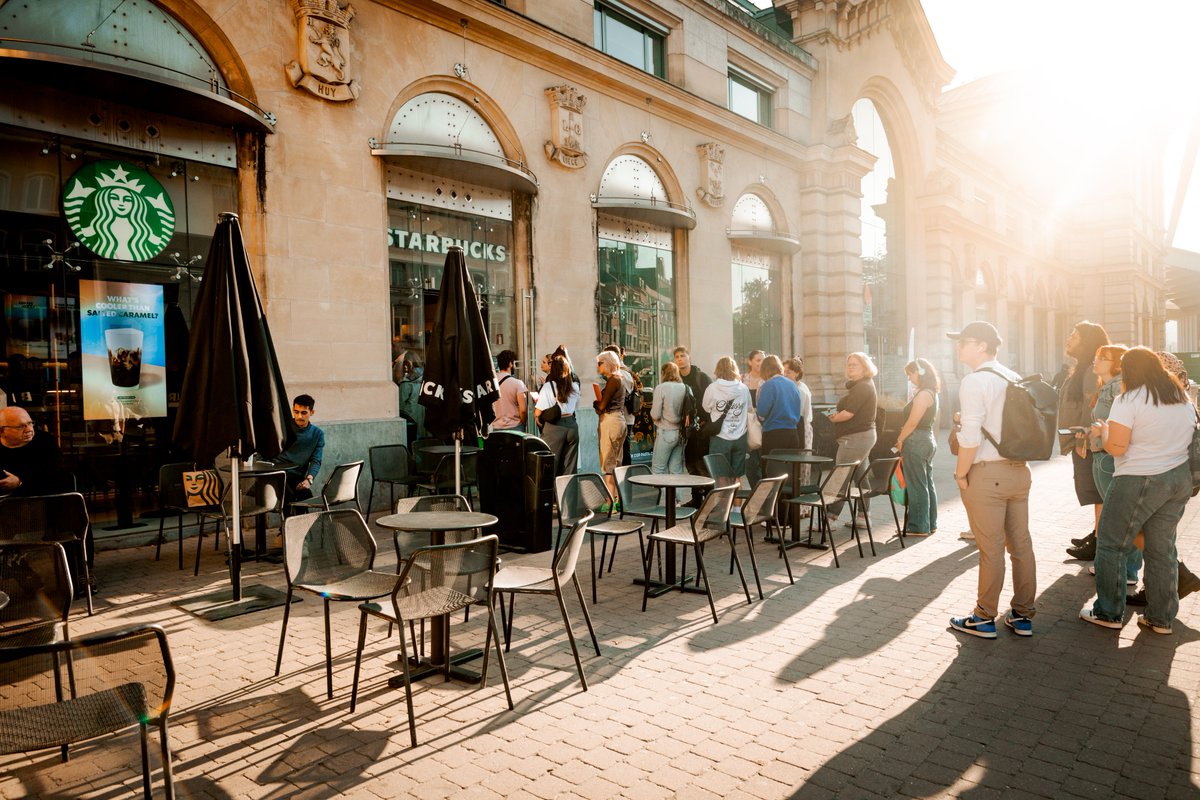 GraylingPR_be's tweet photo. Autogrill ouvre à Namur un Starbucks ‘new look’, en primeur pour la Wallonie et annonce l’ouverture de son premier Starbucks à Mons à l’automne 2023.
Pour en savoir plus, cliquez ici : https://t.co/wwIBT98CGI
#autogrill   #autogrillbelgium #starbucks https://t.co/zmnrwGWhwi
