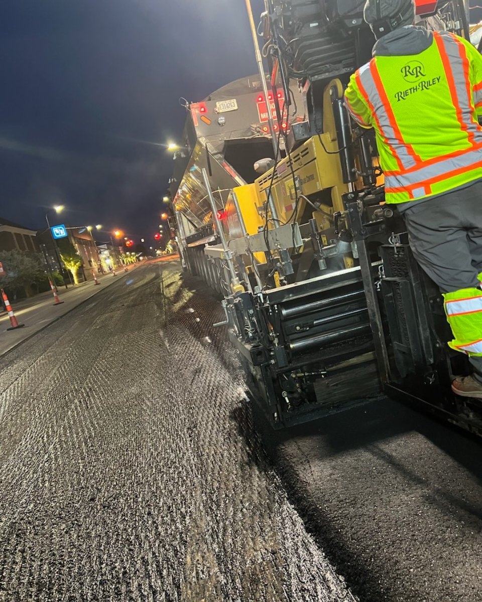 rieth_riley's tweet photo. It's an all-nighter! 🌃⏰ The Big Rapids crew paved their way through the night. Be sure to stop by and check it out 🚧 #NightLife #BigRapids #PavingTheWay #AsphaltPaving 📸 ~ Trent Willard , QC https://t.co/LbDEVw5wRE