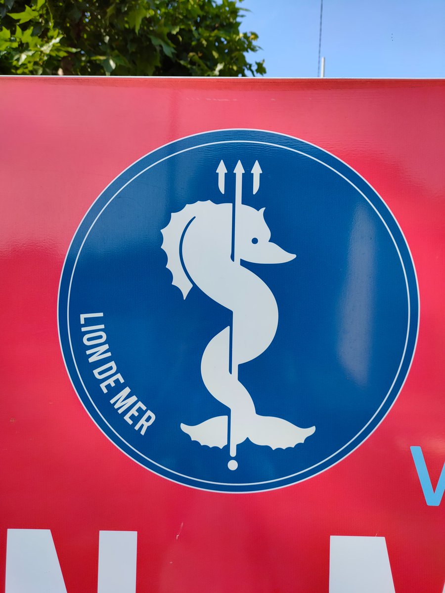 excesdestyle's tweet photo. Mise à neuf d'un logo , découvert en vacance ! Beaucoup plus de force, non ? 

#illustrations #Hippocampes #TRiDENT  #LogoDesign https://t.co/8CjKoNiwre
