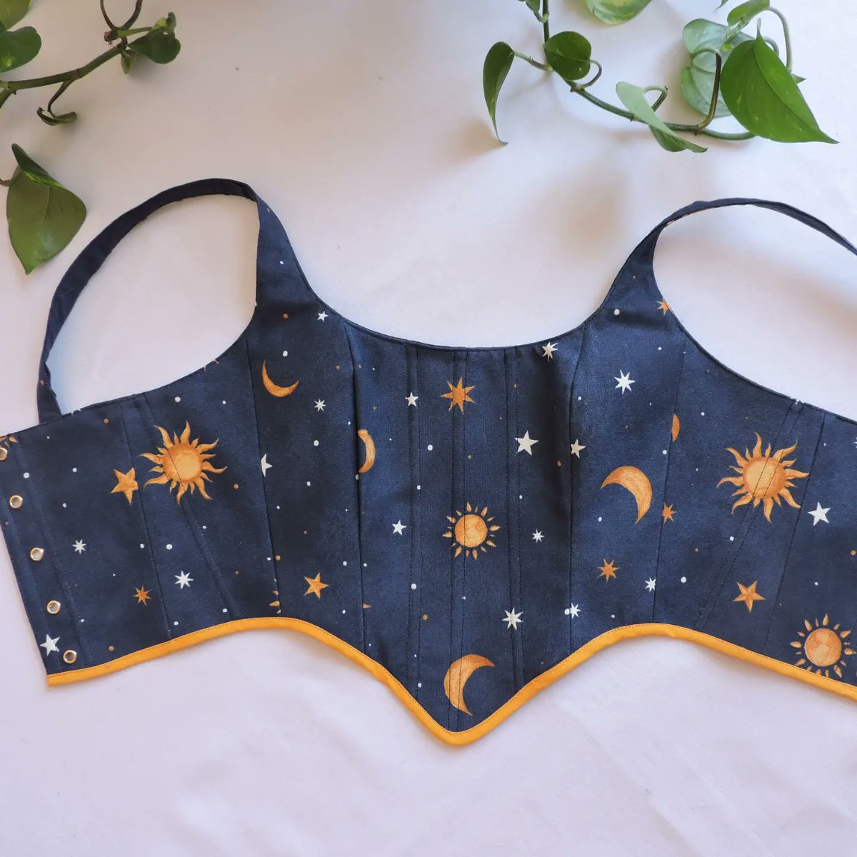 irenethat's tweet photo. Ya está disponible en la web el Corset Sagan. Está hecho a mano con mucho amor, además, este corset apoya una industria textil ética y justa. En insta podrás ver más info (@corsetscafune). Si te gusta mucho me ayudarías un montón con un RT ⭐🌛 https://t.co/vOeyBOPuHa