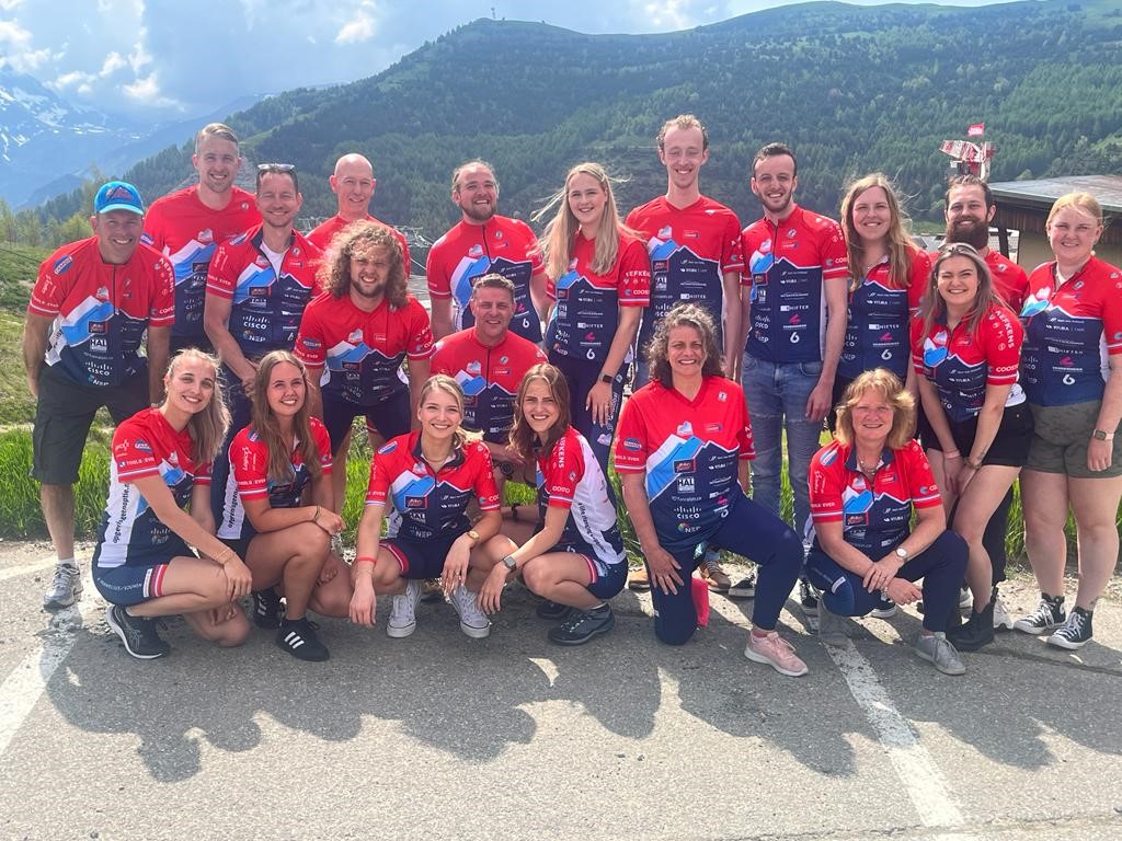 NataschaHR's tweet photo. Dit fantastische team #dontgiveupthefightalpe gaat morgen fietsen/hardlopen/wandelen @alpedhuzes  
https://t.co/ZLd6JFMdM9 https://t.co/5LqzzrTNBc