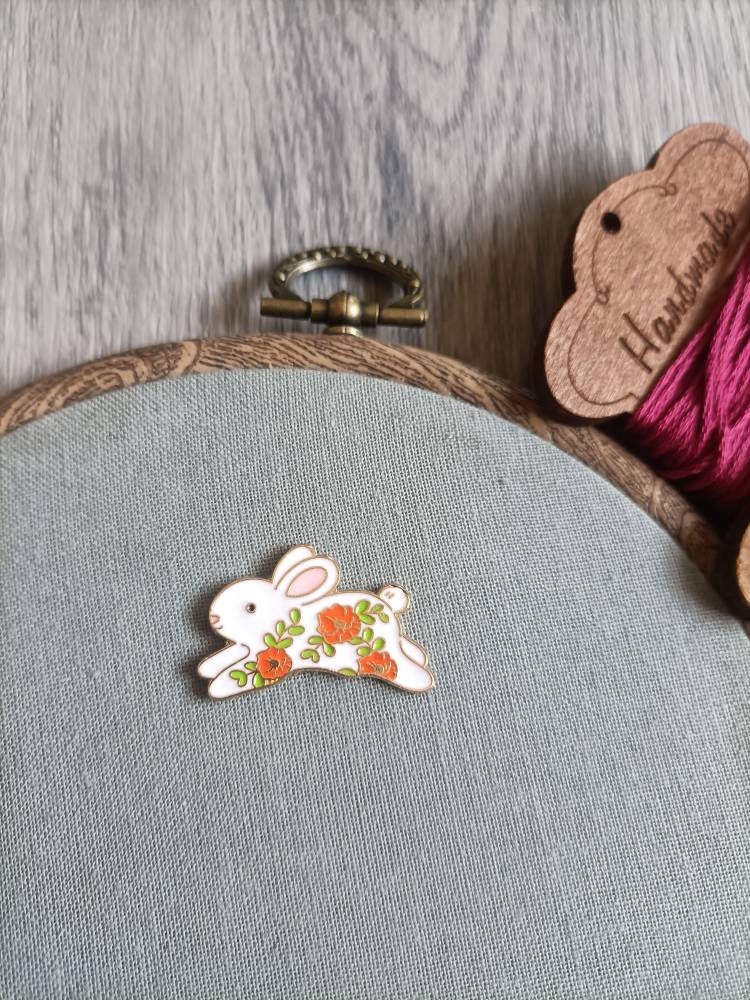 botanical_craft's tweet photo. Flowers bunny needle minder, needle magnet for embroidery and cross stitch https://t.co/aVXQ4c1W5A #embroidery #yes #white #orange #needleminder #crossstitch #stitchaccessories #needlekeeper #needlenanny https://t.co/HpkWFvpKuL