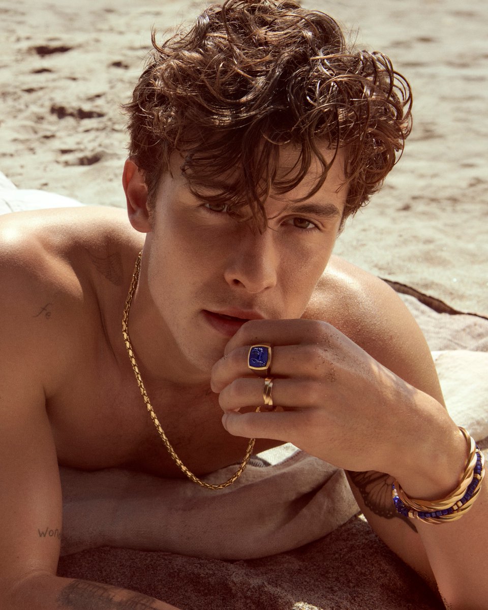 Deep blue. @shawnmendes pairs gold DY Helios™ cuffs with a Spiritual Beads bracelet and a Petrvs® ring in gold with lapis lazuli.

#DavidYurman 

bit.ly/3WszZLu