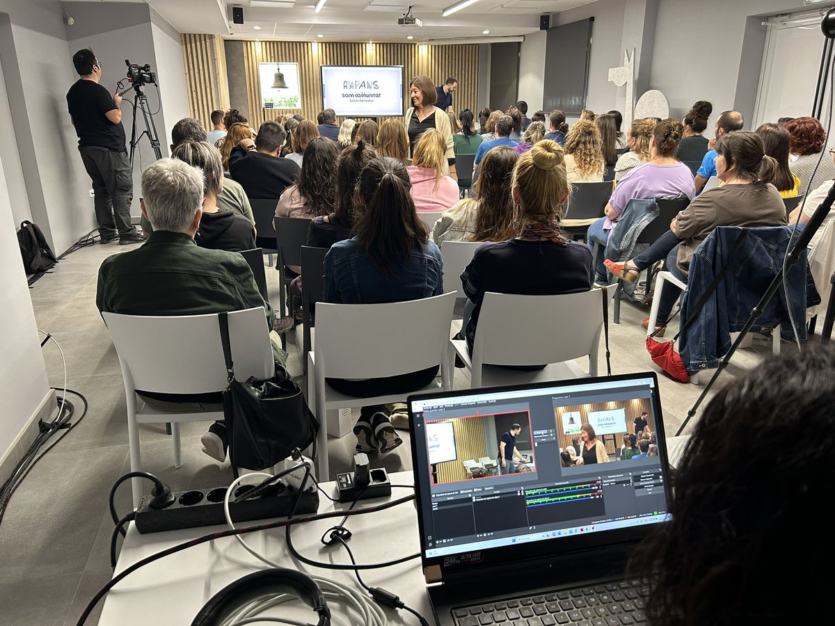 Ampans's tweet photo. Amb @AndreuGatuellas aprenent de la gestió de les emocions en la setmana de #LesJornadesAMPANS, dins el programa #SomComunitat #SalutiBenestar. Més de 400 participants en presencial i streaming pels diversos serveis i equips https://t.co/0dQcVUNgOd