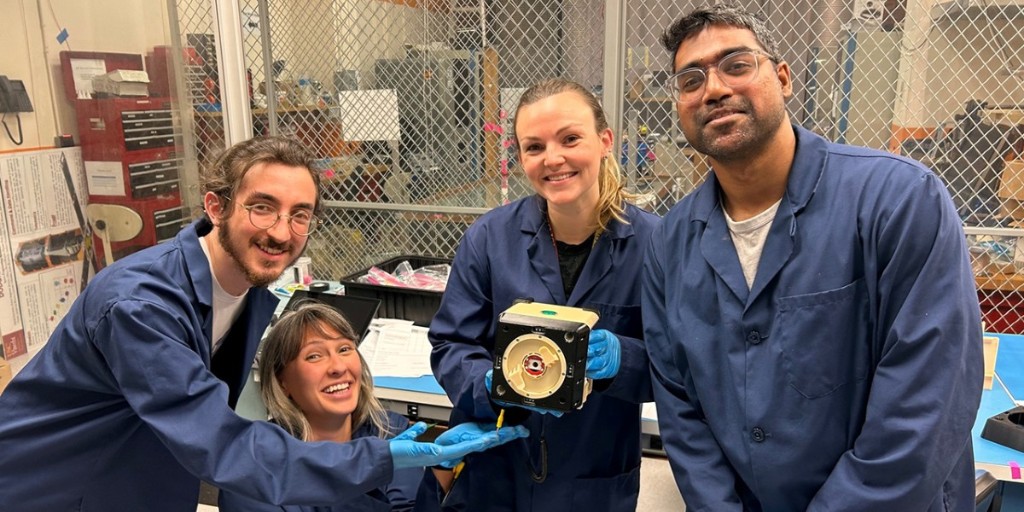 ISS_CASIS's tweet photo. Free-flying robotic helpers called #Astrobees 🐝 will be helping #students at @USC 's Space Engineering Research Center with #techdemo #research launching onboard SpaceX #CRS28 that is "critical to the future of space travel." #STEM
Details: https://t.co/RA3XebbdJg https://t.co/rtL3VchOrm