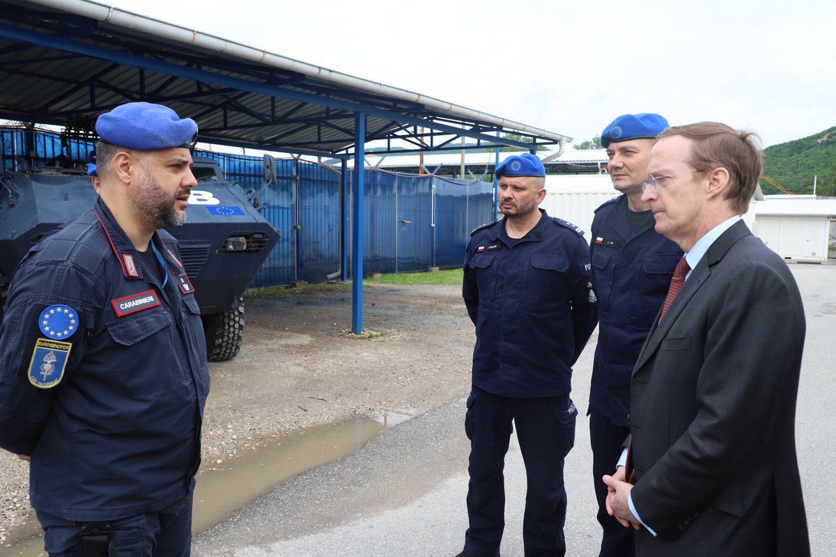 ✅reps of @srpskalista
✅reps of @NSIMitrovica, @ngo_acdc & @NGO_Aktiv 

Accompanied by the Head of EULEX @LarsGWigemark & the Head of @EUKosovo, Tomáš Szunyog, Fries also visited the #EULEX Center Mitrovica, where he attended a display by the Formed Police Unit. (2/3)