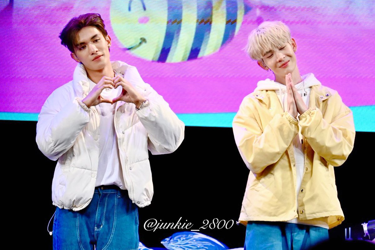 Junkie2800's tweet photo. 2023 5.27 NetJames Japan 1st Fanmeeting

💕💕💕

@netsiraphop @Jamessu_w 

#netsiraphop #JamesSu #bedfriendseries #NetJames #NetJamesInJapan 
#NetJamesJapan1stFM https://t.co/vLPkEa9dnG