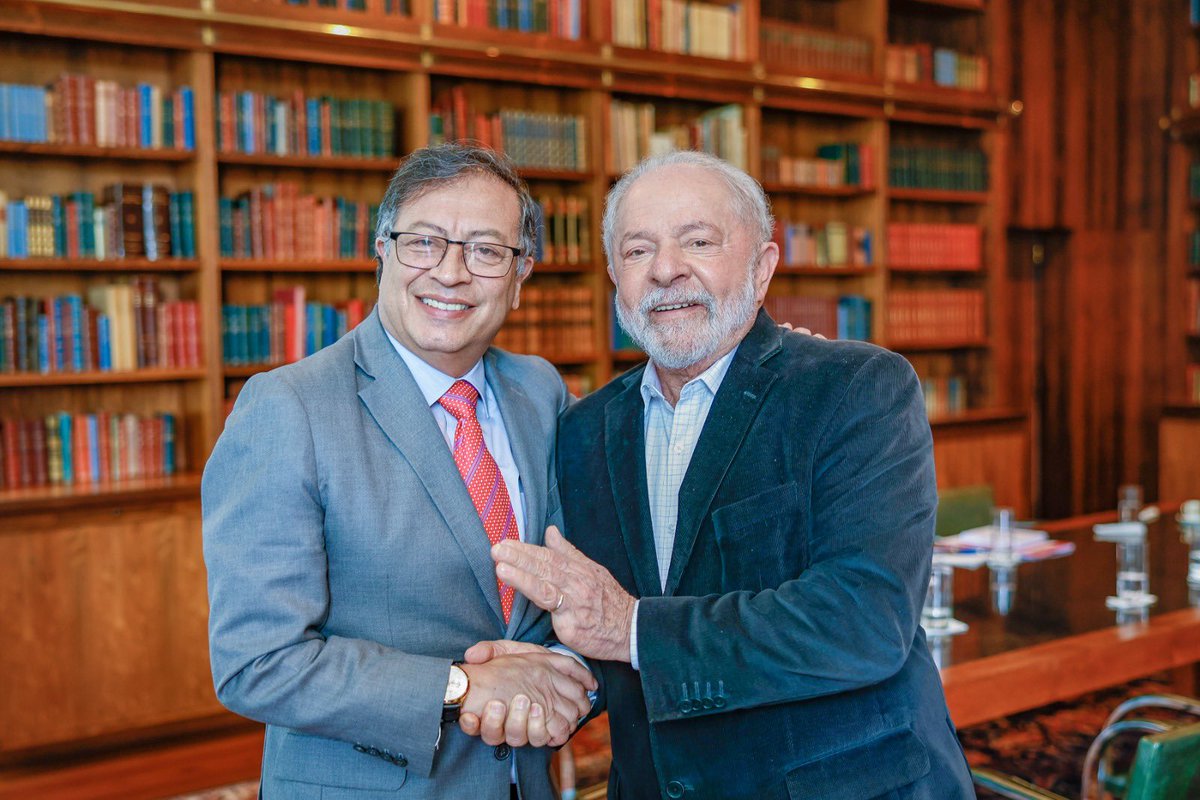 LulaOficial's tweet photo. Com o presidente da Colômbia, @petrogustavo. Falamos sobre os encontros futuros que teremos para debater a região amazônica. Em julho, estarei em Letícia, na fronteira entre nossos países, e o presidente Petro confirmou sua vinda para a reunião entre países amazônicos em Belém, em agosto. Conversamos também sobre nossa disposição para juntos combatermos o garimpo ilegal e o narcotráfico. E com alegria recebi de Petro o convite para o Brasil ser o país homenageado na Feira do Livro de Bogotá, em 2024 🇧🇷🇨🇴

📸: @ricardostuckert
