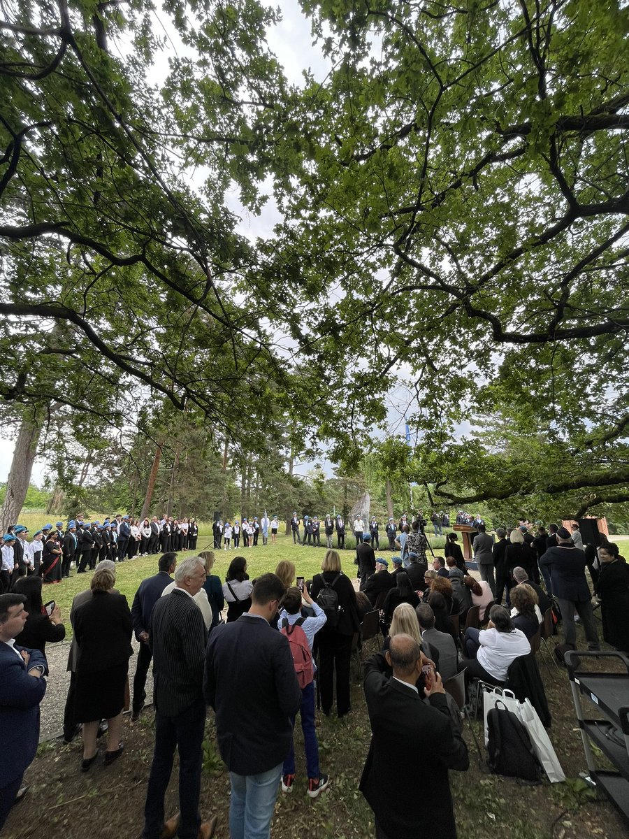 UNGeneva's tweet photo. Happening now: a solemn ceremony to pay tribute to the thousands of fallen peacekeepers. Watch live: https://t.co/MImX4izOuQ

#PKDay #PeaceBegins https://t.co/NaCrg4WF3Y