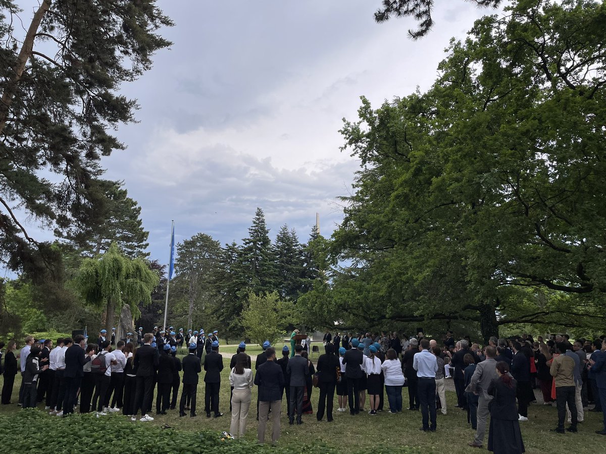 Happening now: a solemn ceremony to pay tribute to the thousands of fallen peacekeepers. Watch live: webtv.UN.org

#PKDay #PeaceBegins