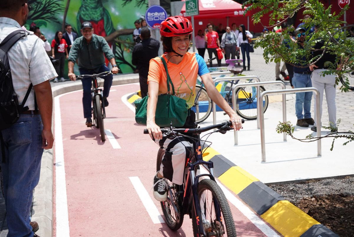 inauguran el primer tramo demostrativo de la red nacional de #ciclovías seguras e innovadoras, llamado #BiciRuta502. Se trata de los primeros 420 metros de ciclovía de la LÍNEA 1 de Movilidad para conectar Pastores con #Jocotenango, #AntiguaGuatemala y Ciudad Vieja. 🇬🇹