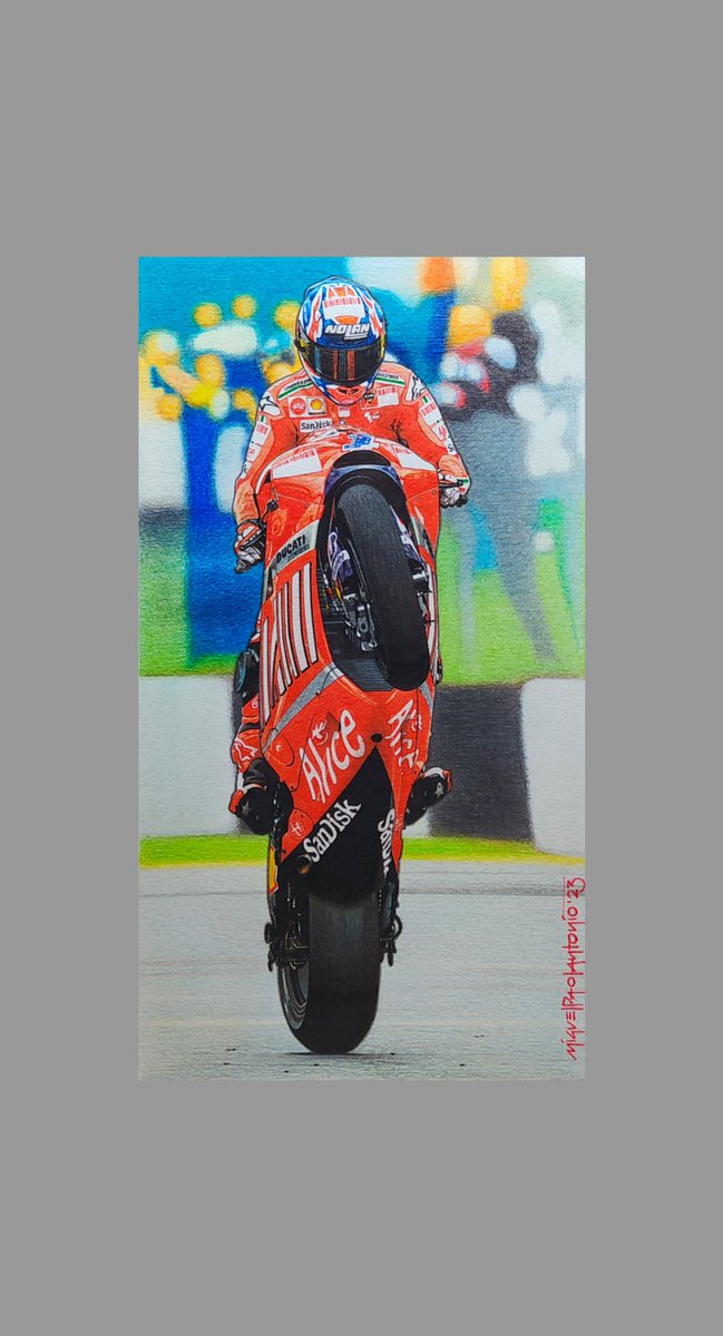 paolantonio67's tweet photo. "Saludo triunfal"
Casey Stoner - Ducati Desmosedici MotoGP
Es un dibujo sobre papel con lápices de colores, de 17x31 cm.
Stoner logró el título de 2007 con una ventaja de 125 puntos sobre Pedrosa.
Fué el piloto que más rápido se adaptó a los 800 cm3 que se estrenaron ese año. https://t.co/X32YSaKp3y
