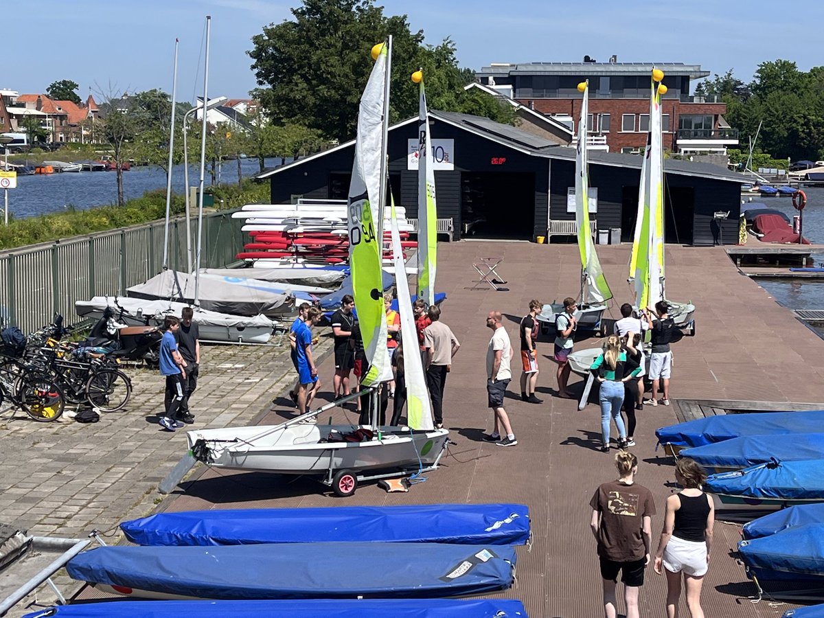 IVerkaaik's tweet photo. Leerlingen van het #Goudse @coornhertgym nemen deel aan de activiteit #watersport bij @RenZGouda . Zeilen en roeien. Twee vletten van Willibrordus #waterscouting geleend. Instructeurs en jeugdleden ๐ veel enthousiasme bij de scholieren! @watersportNL @Roeibond https://t.co/aUUAao5ZKF