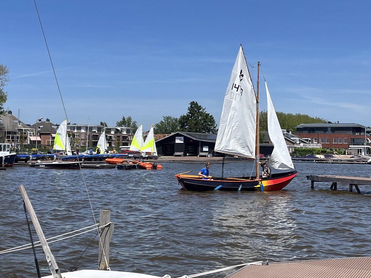 IVerkaaik's tweet photo. Leerlingen van het #Goudse @coornhertgym nemen deel aan de activiteit #watersport bij @RenZGouda . Zeilen en roeien. Twee vletten van Willibrordus #waterscouting geleend. Instructeurs en jeugdleden ๐ veel enthousiasme bij de scholieren! @watersportNL @Roeibond https://t.co/aUUAao5ZKF
