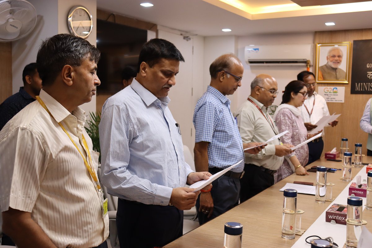 On World No Tobacco Day, Shri Amrit Lal Meena, Secretary, Ministry of Coal, administered the pledge. All Senior officers were present and pledged to embrace a healthy and smoke-free lifestyle.
#ministryofcoal #WorldNoTabaccoDay